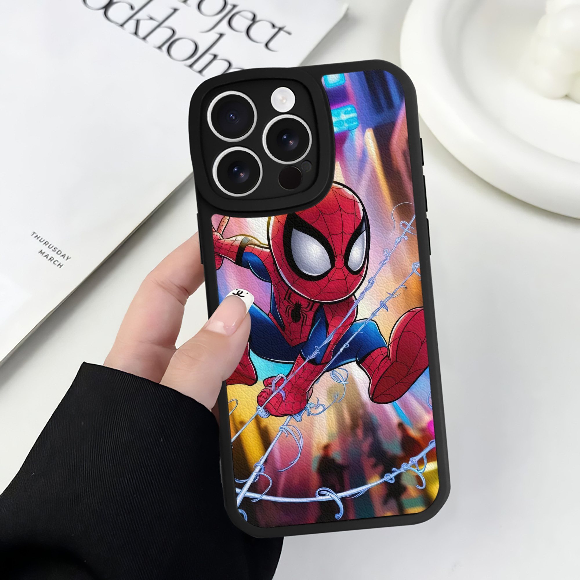 Spider Man スパイダーマン 【iPhone 16シリーズ対応】シリコンスマホケース（レザー調） 材質：シリコン